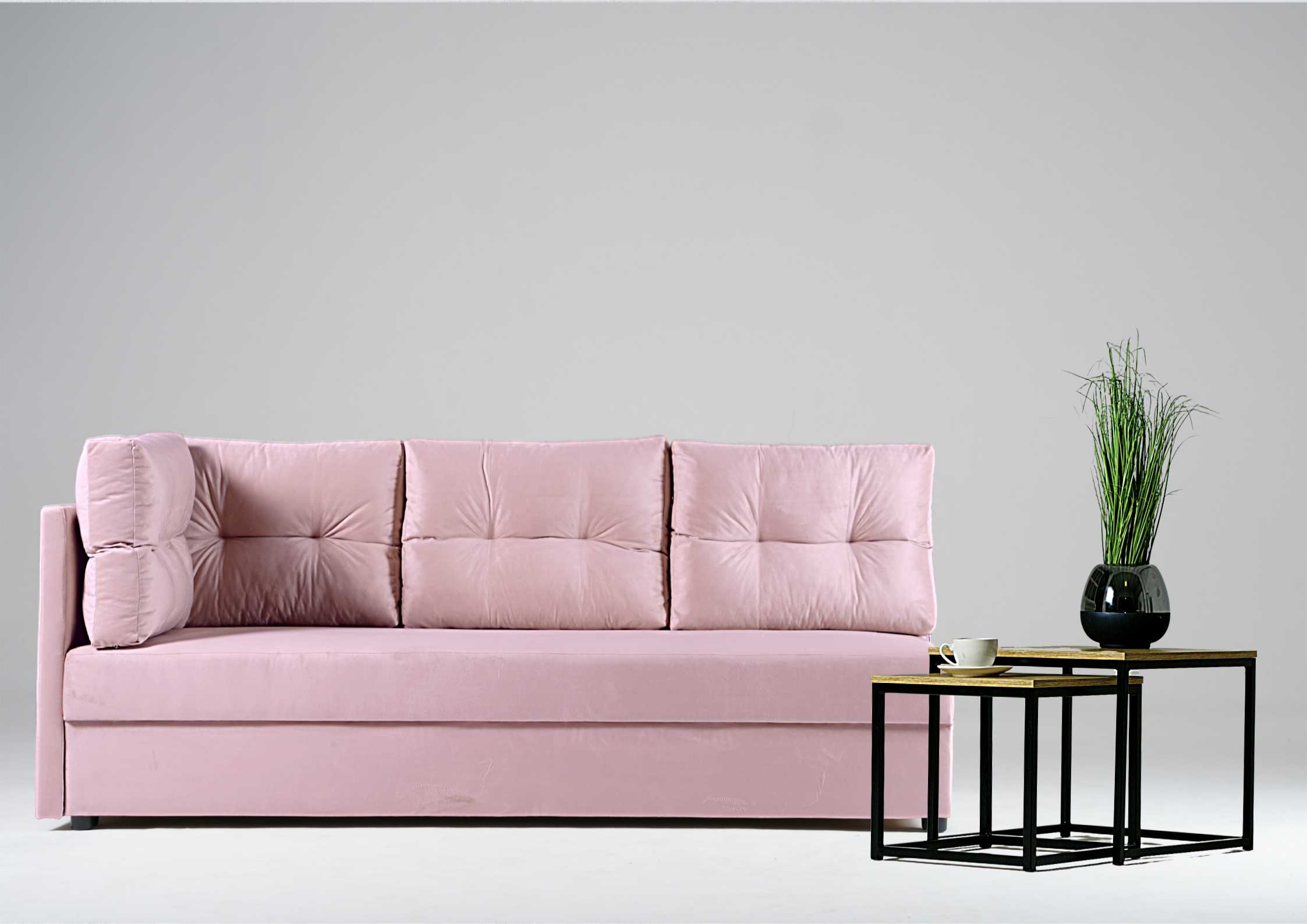 Różowa sofa do salonu